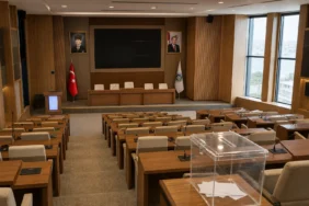 Üsküdar başkanvekili seçimi için toplanan belediye meclis salonundaki sıralar ve kürsü