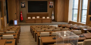 Üsküdar başkanvekili seçimi için toplanan belediye meclis salonundaki sıralar ve kürsü