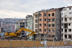 Yarısı Bizden kampanyası kapsamında yenilenmekte olan İstanbul'daki apartman yapıları