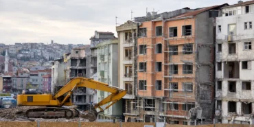 Yarısı Bizden kampanyası kapsamında yenilenmekte olan İstanbul'daki apartman yapıları