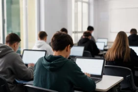 Bilgisayar başında değerlendirme çalışmasına katılan öğrencilerle PISA 2025 Türkiye sonuçlarını simgeleyen sınıf ortamı