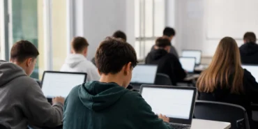 Bilgisayar başında değerlendirme çalışmasına katılan öğrencilerle PISA 2025 Türkiye sonuçlarını simgeleyen sınıf ortamı
