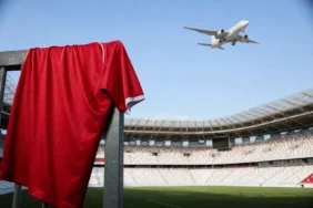 THY Liverpool anlaşmasını simgeleyen kırmızı futbol forması ve yolcu uçağı