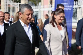Özgür Özel Trakya programında Edirne'de vatandaşlarla buluşurken