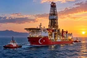 TPAO petrol işletme ruhsatı başvurusu kapsamında Karadeniz'de petrol arama ve sondaj faaliyetlerini simgeleyen Türk sondaj gemisi
