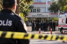 Turgutlu okul saldırısı soruşturması sonrası İnci Üzmez Mesleki ve Teknik Anadolu Lisesi çevresindeki polis ve sağlık ekipleri