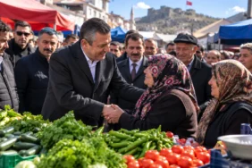 Özgür Özel Ardahan ziyareti sırasında pazar esnafı ve vatandaşlarla buluştu