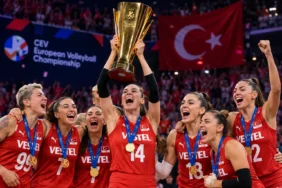 Filenin Sultanları Avrupa şampiyonu olarak kupayla kutlama yapıyor