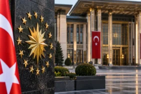 MGK toplantısı haberi için Türk bayrağı ve Cumhurbaşkanlığı Külliyesi