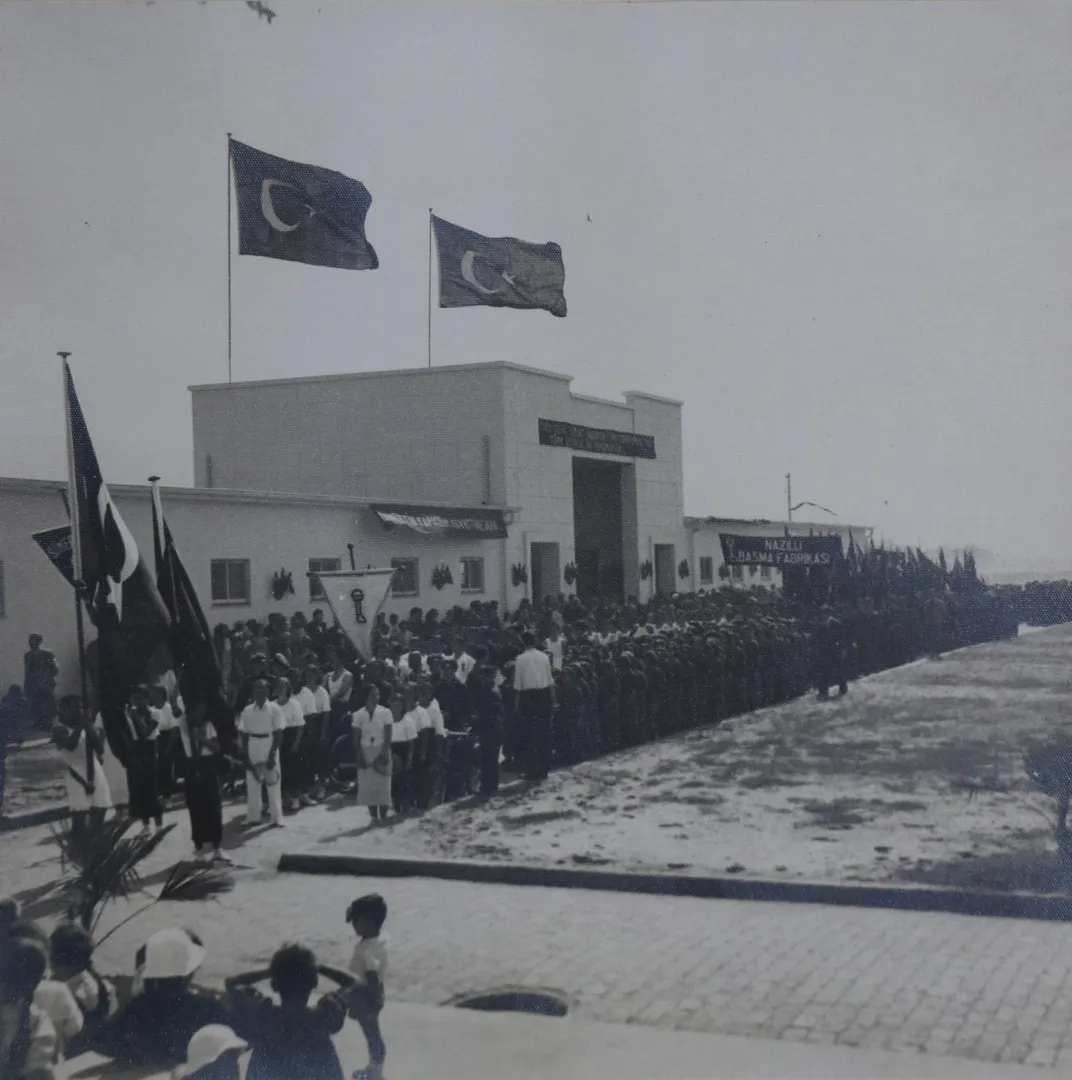 1937 yılında Nazilli Sümerbank Basma Fabrikası'nın açılış töreni ve fabrika girişi