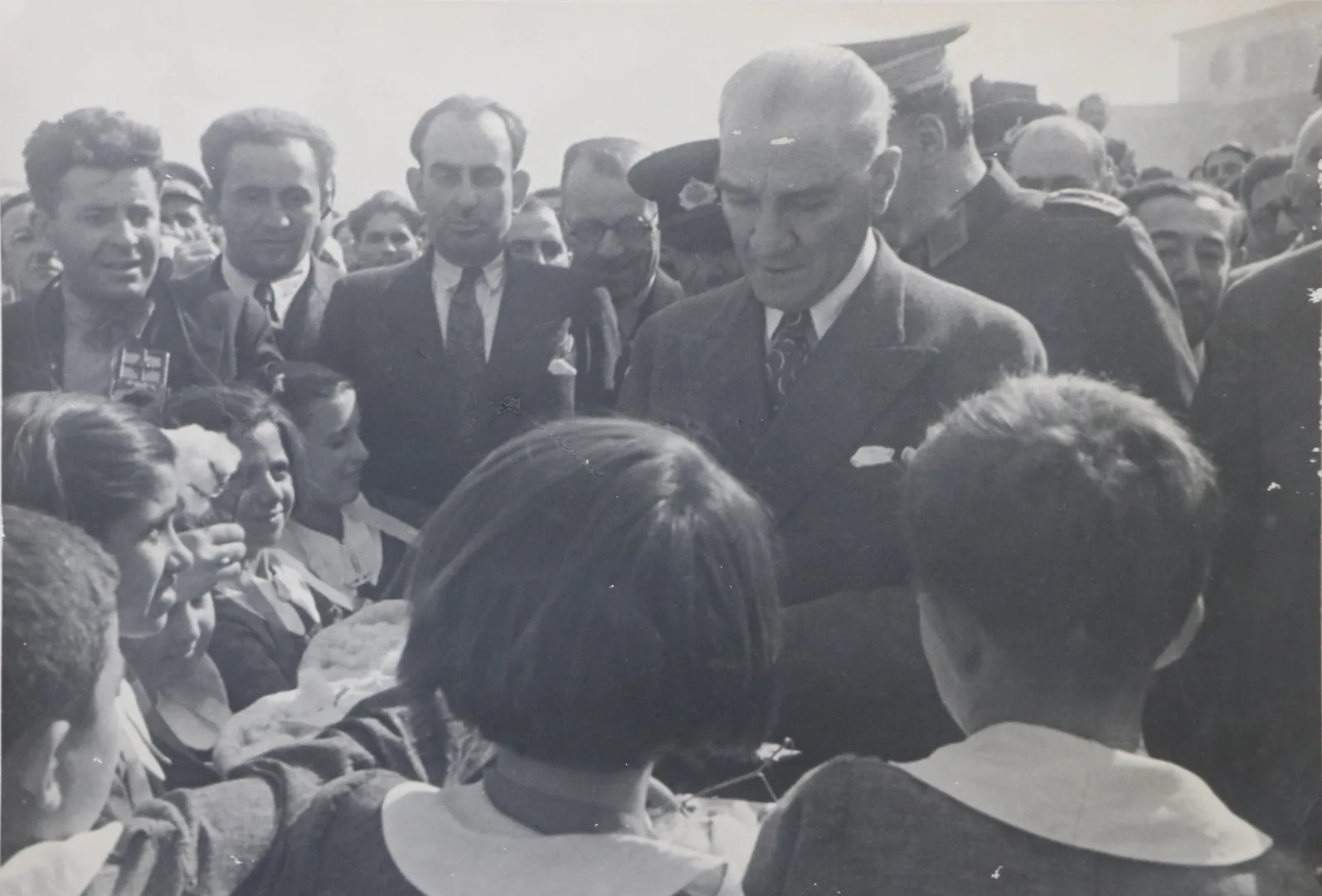 Atatürk'ün Nazilli Sümerbank Basma Fabrikası açılışında kadınlar ve katılımcılarla birlikte görüntüsü