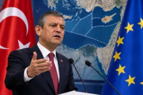 Özgür Özel'den AB'ye tepki: Türkiye ve Avrupa Birliği bayrakları önünde Doğu Akdeniz haritası