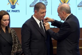 Cemil Tugay AK Parti’ye katıldı - rozetini Erdoğan taktı