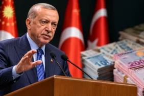 Fon ödemeleri açıklaması yapan Cumhurbaşkanı Erdoğan ve Türk lirası banknotları