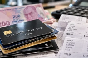 Kredi kartları, Türk lirası banknotları ve harcama fişleri