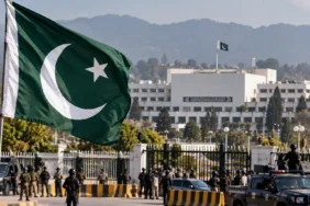 Pakistan bayrağı önünde hükümet binası ve güvenlik önlemleri, olağanüstü hâl haberi
