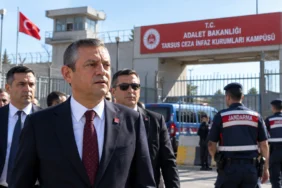 Özgür Özel'in Mersin'deki cezaevi ziyareti hakkında yapay olarak hazırlanmış temsili görsel