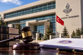 Anayasa Mahkemesi binası ve başkanlık seçimi temsili görseli
