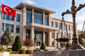 Yahşihan Belediyesi soruşturmasına ilişkin adalet terazisi ve kamu binası içeren temsili görsel