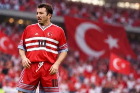 Sergen Yalçın'ın A Milli Takım formasıyla eski futbolculuk döneminden esinlenen temsili görseli