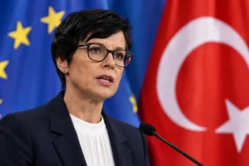 AB Türkiye ilişkileri hakkında açıklama yapan AB yetkilisini temsil eden yapay zekâ görseli