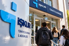 İŞKUR Gençlik Programı için İŞKUR binasına giriş yapan üniversite öğrencileri