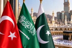 Türkiye, Suudi Arabistan ve Pakistan bayrakları Mekke manzarası önünde