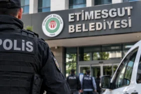 Etimesgut Belediyesi operasyonu sırasında belediye binası önünde polis ekipleri