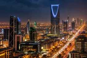 Suudi Arabistan'da 18 Ekim 2026'da Riyad, Abha ve Hamis Muşayt kentlerinde verilen güvenlik alarmını temsil eden Riyad gece manzarası