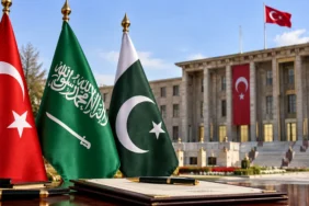 Mekke Anlaşması TBMM gündemi için Türkiye, Suudi Arabistan ve Pakistan bayrakları ile Meclis binası