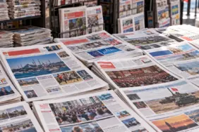 19 Ekim 2026 gazete manşetleri – Sözcü, Cumhuriyet, Yeniçağ, Nefes ve diğer ulusal gazetelerin gündemini temsil eden gazete bayii görseli