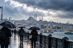 2026 su yılı Türkiye yağış rekoru: İstanbul'da yağmurlu sahil ve şemsiyeli yayalar