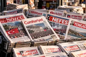 18 Ekim 2026 gazete manşetleri; Sözcü, Cumhuriyet, Nefes ve Yeniçağ gazetelerinin yer aldığı gazete standı