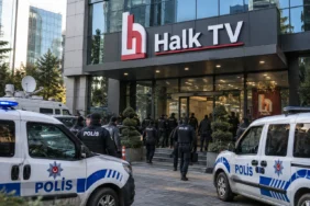 Halk TV polis baskını sırasında kanal binası önünde polis ekipleri