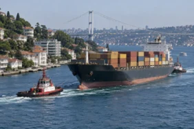 İstanbul Boğazı'nda sürüklenen geminin kurtarılmasını temsil eden römorkörlü görsel