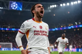 Yunus Akgün'ün Galatasaray formasıyla Lille maçındaki gol sevincini temsil eden görsel
